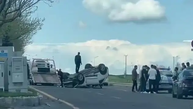 Diyarbakır'da çarpışan otomobillerden biri ters döndü 4 yaralı
