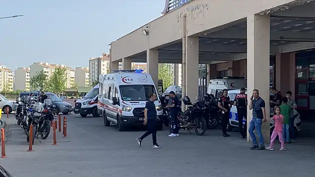 Diyarbakır'da hastane önünde bıçaklı kavga: 4 yaralı
