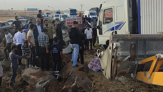 Diyarbakır'da kamyonla otomobil çarpıştı: 1 ölü, 2 yaralı
