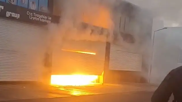 Diyarbakır'da kepenk tamiri sırasında çıkan kıvılcımla 4 dükkan yandı