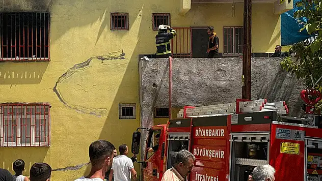 Diyarbakır'da klima ünitesi yangına neden oldu, 3 kişi dumandan etkilendi