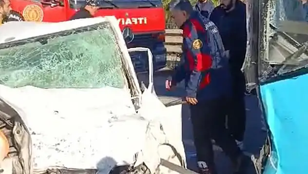 Diyarbakır'da otomobil ile belediye otobüsü çarpıştı: 1 ölü, 4 yaralı