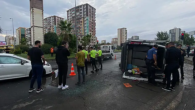 Diyarbakır'da otomobil ile şehir içi minibüs çarpıştı: 1'i bebek 9 yaralı
