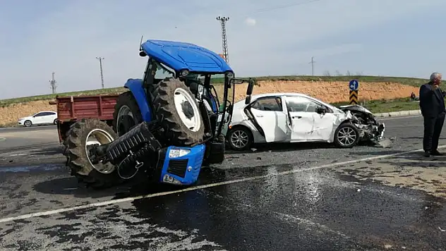 Diyarbakır'da otomobil ile traktör çarpıştı: 5 yaralı
