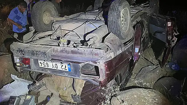 Diyarbakır'da otomobil şarampole devrildi Baba öldü, anne ve oğlu yaralandı
