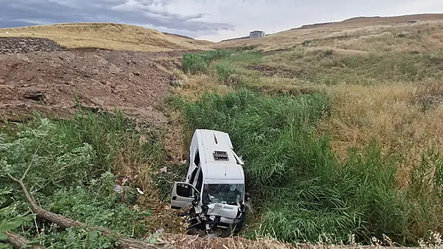 Diyarbakır'da sakatat yüklü minibüs dereye uçtu: 5 yaralı
