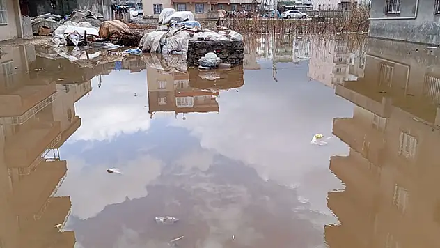 Diyarbakır'da yağmur, cami ve evleri su bastı 