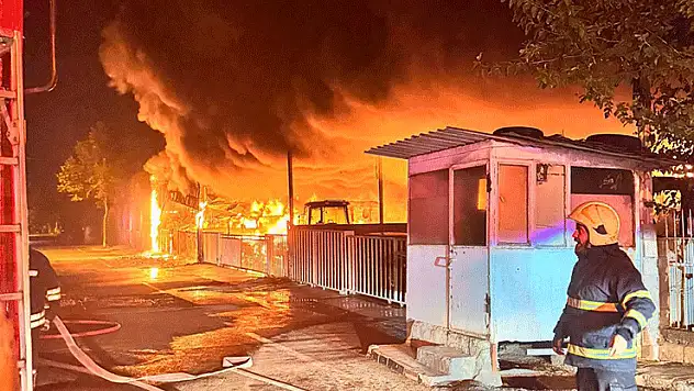Diyarbakır'daki yangında 3 dükkan ile 22 traktör yandı