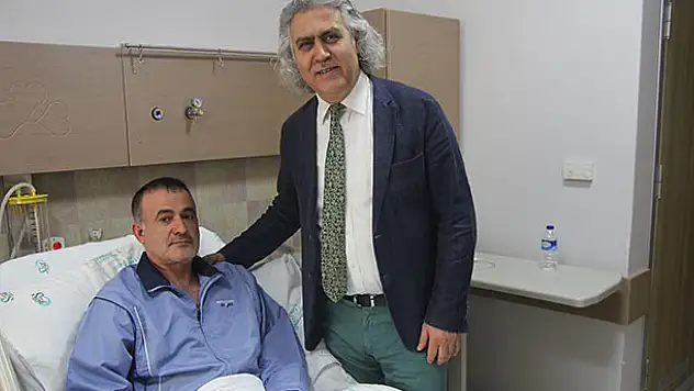 Diz protezi yerine 'eklem koruyucu' yöntemle yürüdü