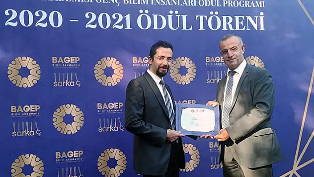 Doç. Dr. Serdar Akbayrak, BAGEP ödülünü aldı