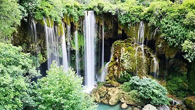 Doğanın el değmemiş mirası Mut'taki 'Yerköprü Şelalesi' ziyaretçilerini ağırlıyor