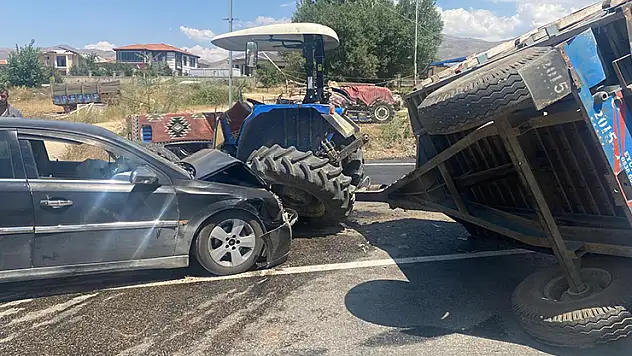 Doğanşehir'de otomobil, traktör römorkuna çarptı: 2 yaralı