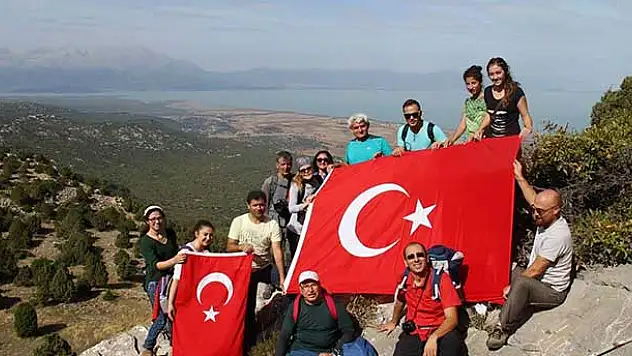 Doğaseverler Dağın Zirvesinde Terörü Lanetledi