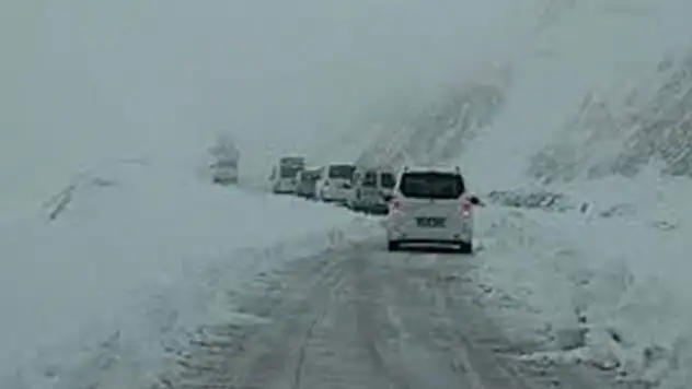 Doğu'da kar esareti başladı! Yüzlercesi ulaşıma kapandı