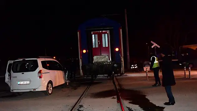 Doğu Ekspresi hafif ticari araca çarptı, demiryolu 1 saat ulaşıma kapandı
