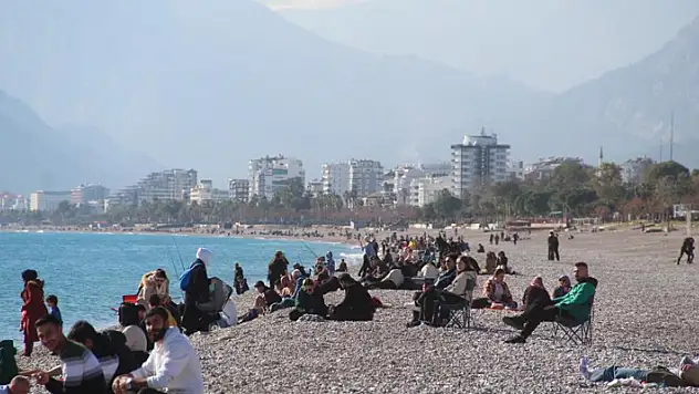Doğuda kar esareti, Antalya'da 20 derecede deniz keyfi
