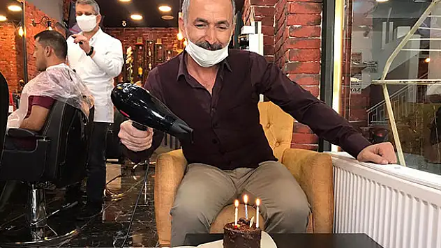 Doğum günü pastasının mumlarını saç kurutma makinesiyle söndürdü