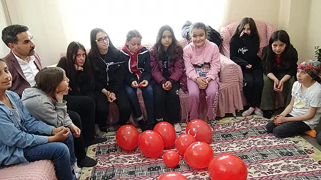 Doğuştan engelli Havva'ya arkadaşlarından sürpriz 23 Nisan kutlaması
