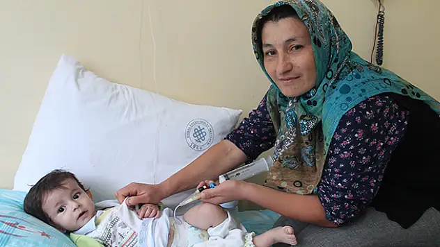 Doğuştan yemek borusu olmayan bebek yardım bekliyor