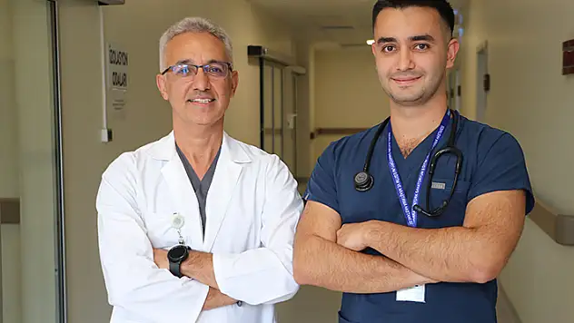Doktor baba ve oğlu aynı hastanede görev yapıyor

