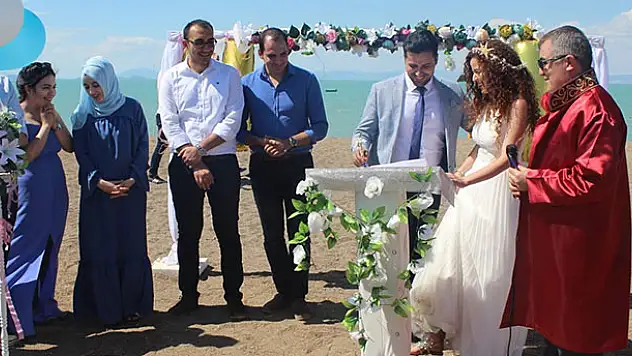 Doktor çift, Beyşehir Gölü kıyısındaki plajda evliliğe 'evet' dedi