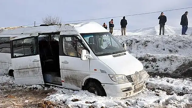 Doktor ve öğretmenleri taşıyan servis devrildi