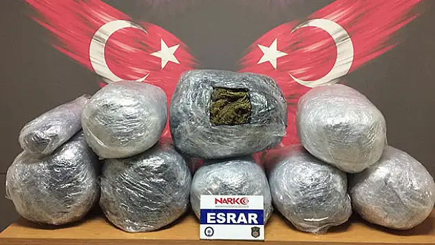 Doktorun otomobilinden 44 kilo esrar çıktı