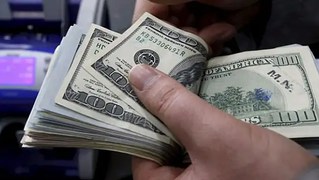 Dolar 10 ayın düşüğüne yakın seviyelerde tutundu