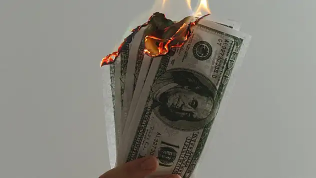 Dolar resmen çıldırdı! Dolar 22 lira 76 kuruşu, euro ise 24.5 lirayı aştı! 
