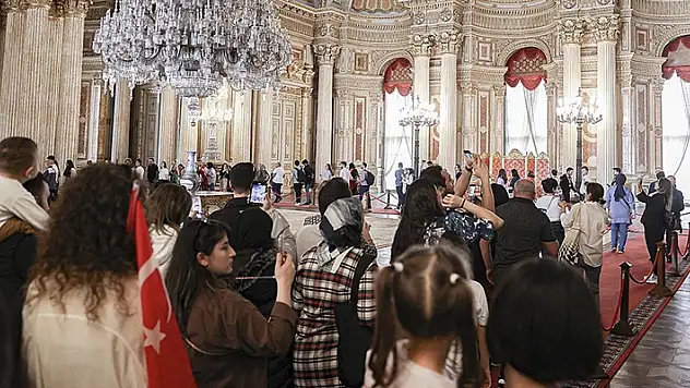 Dolmabahçe Sarayı'na Cumhuriyet'in 100. yıl dönümünde ziyaretçi akını
