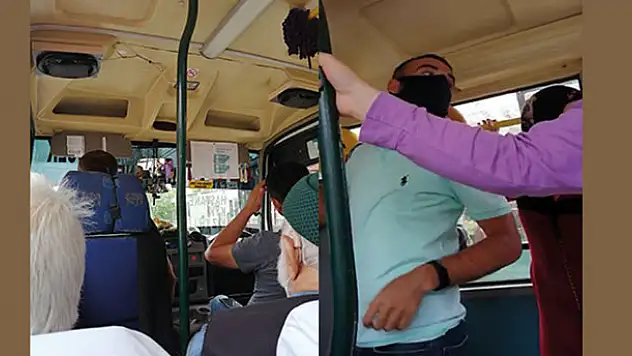 Dolmuşta maske takmayan vatandaş uyarılınca olanlar oldu