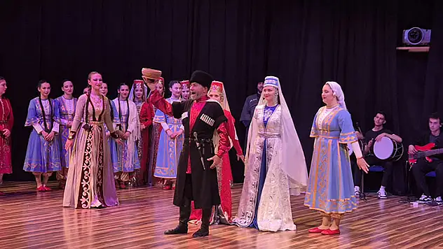 Dombay Halk Dansları Topluluğundan 10. yılıa özel gece
