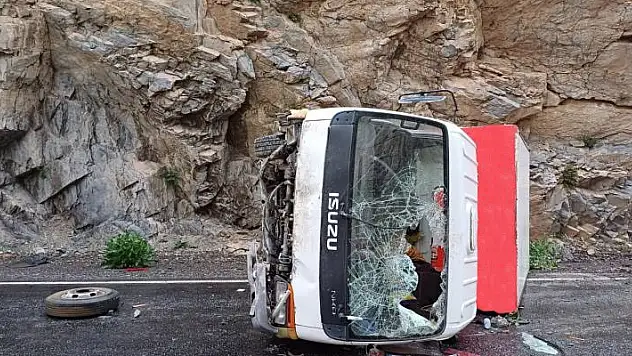 Dondurma nakil aracı devrildi: 2 yaralı
