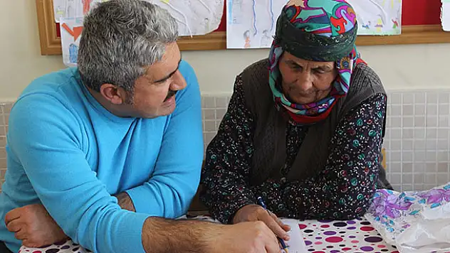 Döne nine 75'inde okur yazar oldu