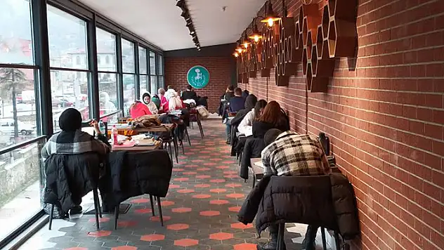 Dönemeç Kitap Kafe'ye gençlerden yoğun ilgi
