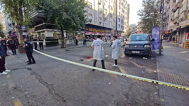 Döner bıçağıyla soyguna girdiği fırında 3 kişiyi yaralayan şüpheli, bacağından vurulup yakalandı
