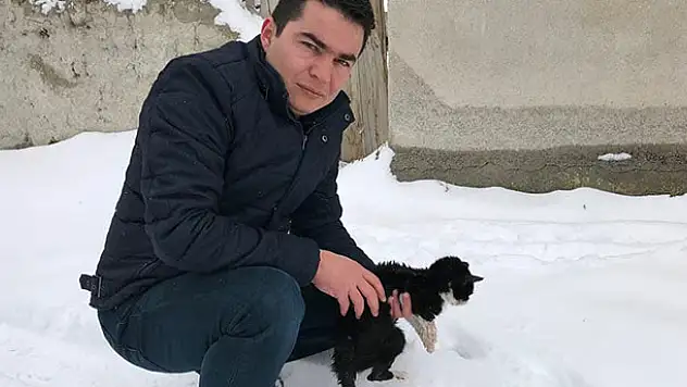 Donmak üzereyken bulduğu kedi yavrusunu kurtardı