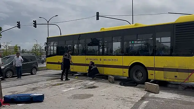 Dönüş yapan otobüsün altına giren motosikletli genç hayatını kaybetti