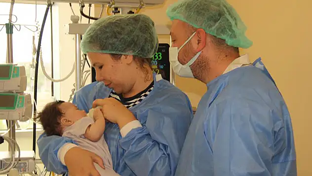Dört aylık bebeğin 300 binde bir görülen rahatsızlığı Konya'da şifa buldu
