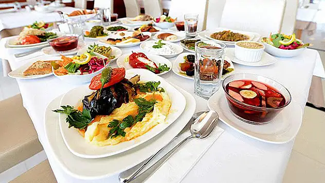 Dört kişilik bir ailenin iftar sofrasının maliyeti 74 lira