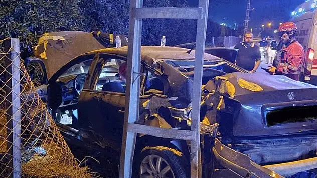 Dörtyol'da elektrik direğine çarpan otomobilin sürücüsü yaralandı