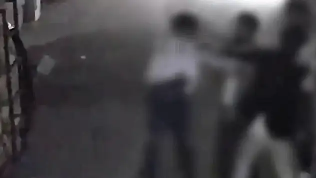 Döve döve bayılttılar, araya giren kızları da darbettiler