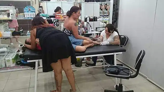 Dövmeden korkunca salonu birbirine kattı