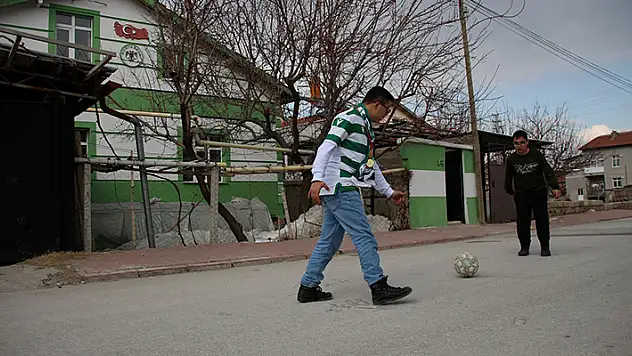 Down sendromlu Ebubekir 'yeşil beyaz hayatı' ile neşe saçıyor
