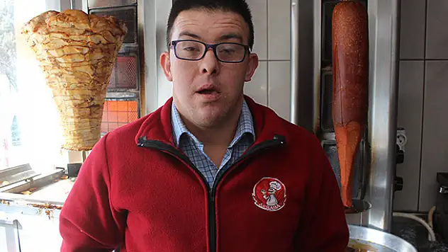 Down sendromlu genç döner dükkanının vazgeçilmezi oldu