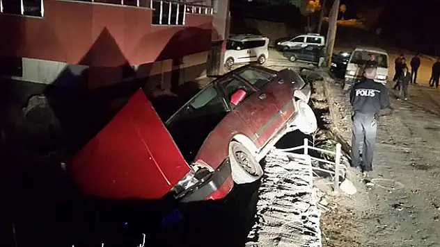 Drift atan otomobil bahçe duvarına çıktı!