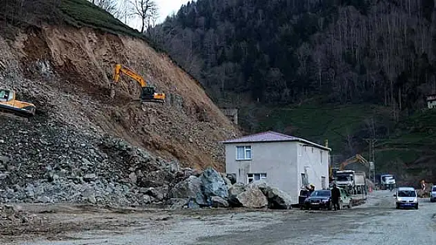 Duble yolun ortasında kalan evin sakinleri, yol çalışmalarından dertli