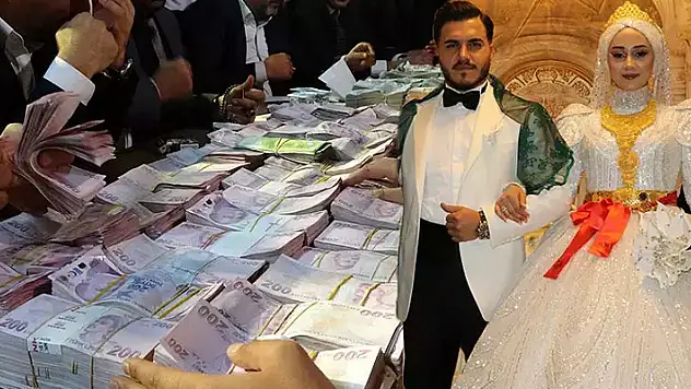 Dudak uçuklatan düğün! 7 bin davetli katıldı, 15 kişi tüm gece takıları saydı! 