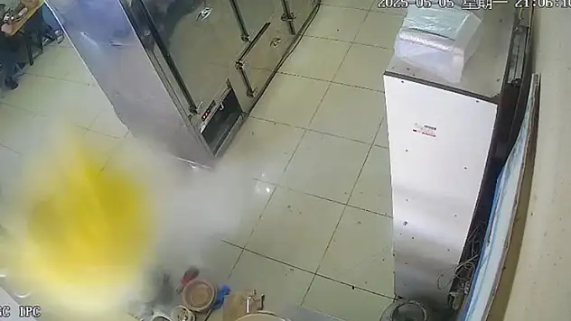 Düdüklü tencere patladı, lokanta çalışanı saniyelerle kurtuldu: O anlar kamerada