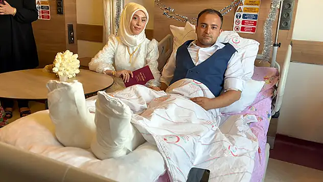 Düğün alışverişinde damadın ayakları kırılınca nikah hastane odasına kıyıldı 